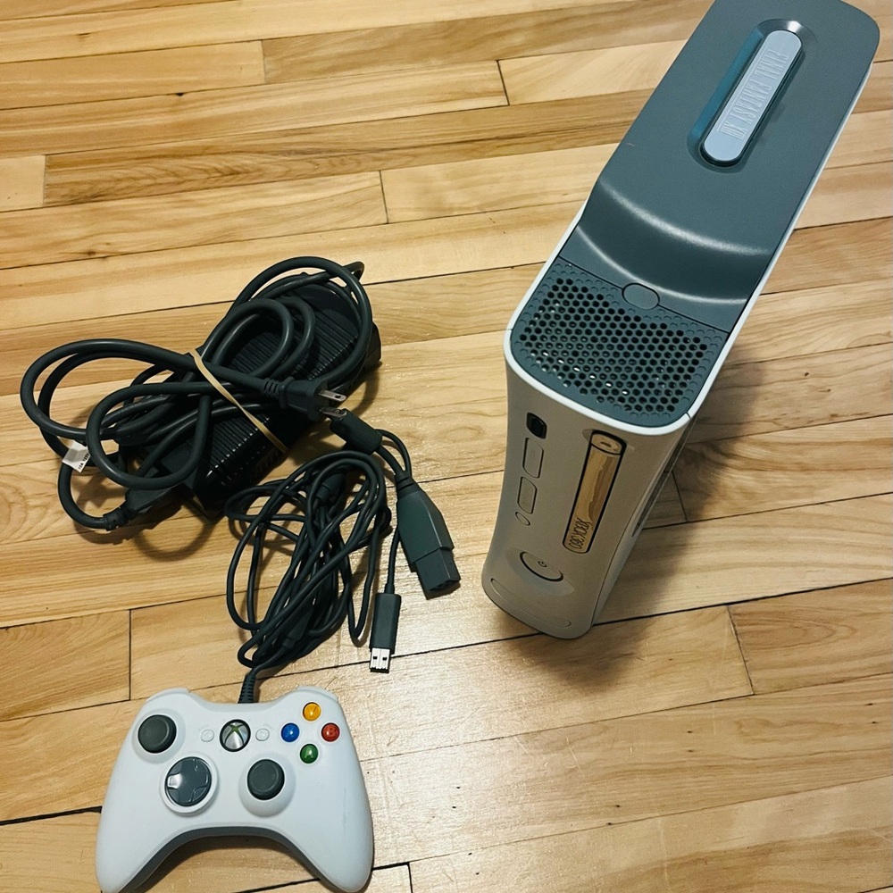 Microsoft Xbox 360 Final Fantasy XIII Limited Edition Console with 1 Controllers